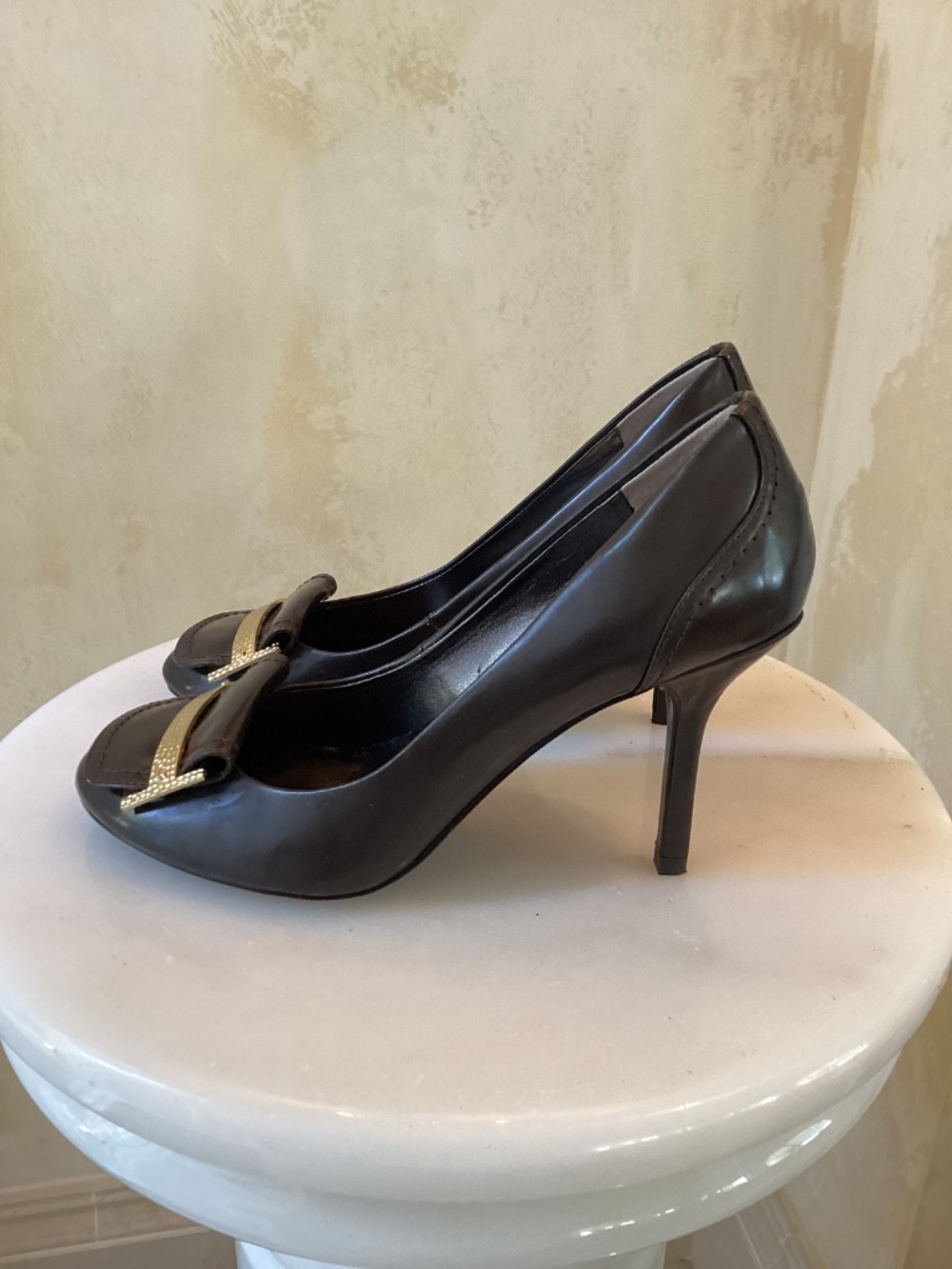 TAHARI - BROWN PATENT LEATHER HEELS - SIZE 7M - Picture 3 of 7